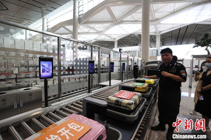 （高質(zhì)量發(fā)展調(diào)研行）探訪海口美蘭國際機場封關運作項目：將實現(xiàn)旅客“無感通關”