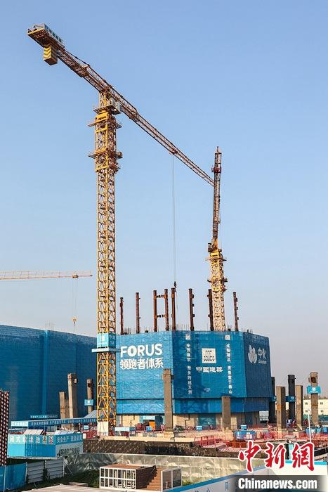 從完成頂層設計到如火如荼大規(guī)模建設，六年來，雄安新區(qū)如春天的竹子一般拔節(jié)生長，這座承載千年大計的“未來之城”已雄姿初顯。從“一張白紙”開始著墨，如今的雄安新區(qū)已是濃墨重彩的“山水畫”。<a target='_blank' href='/'>中新社</a>記者近日走訪了雄安新區(qū)多地，從“藍綠金”三色感受這座“未來之城”的巨大變化。圖為7月19日，河北雄安新區(qū)，中國中化總部基地項目施工現(xiàn)場。 <a target='_blank' href='/'>中新社</a>記者 易海菲 攝