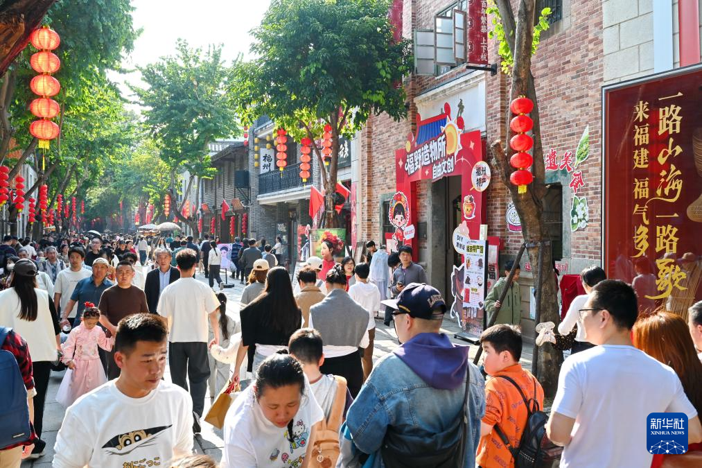 2月22日，市民游客在福州上下杭?xì)v史文化街區(qū)參觀游覽。新華社記者林善傳 攝