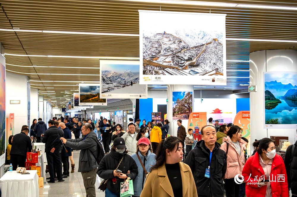 “相約忻州·盡享冬韻”暨“乘地鐵游山西”主題攝影展（忻州）在太原地鐵長(zhǎng)風(fēng)街站啟幕。
