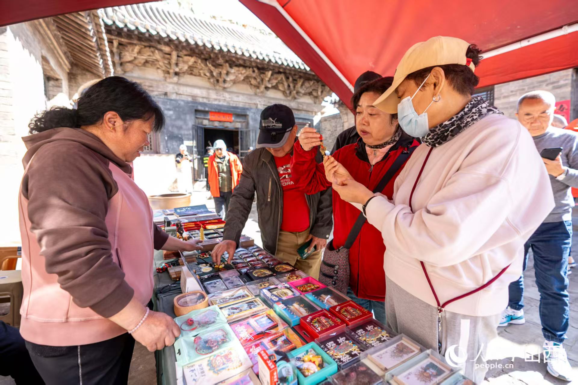 游客在山西省高平市鐵佛寺選購文創(chuàng)產(chǎn)品。人民網(wǎng)記者 盧鵬宇攝