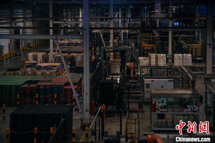 基地依托數(shù)字技術(shù)打造“黑燈工廠”?！±钅宪?攝