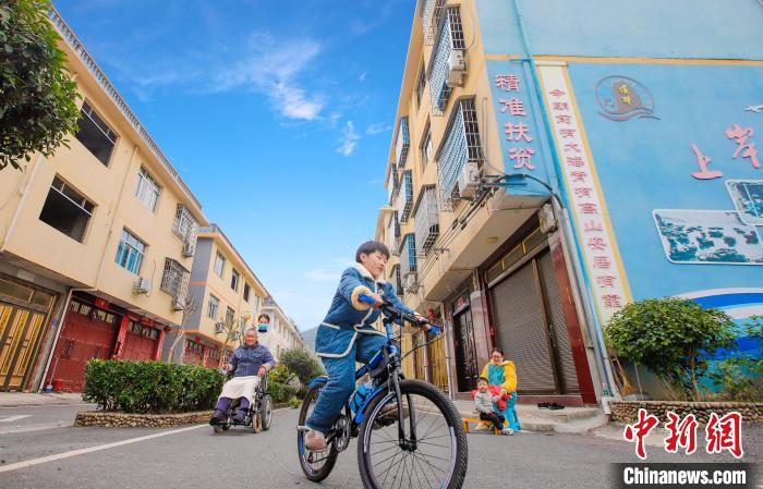 溪邳村一角?！菓c堂 攝