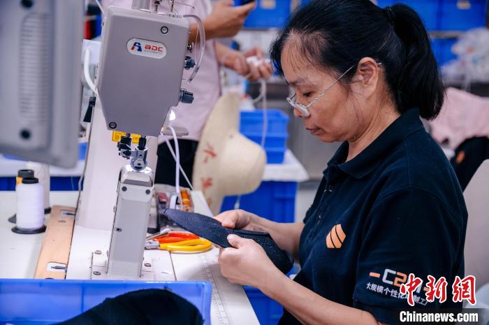 圖為員工在生產線工作?！±钅宪?攝