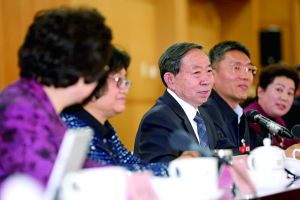 3月8日，全國政協(xié)舉行教育界別聯(lián)組會議，教育部部長袁貴仁右三到會聽取建議。