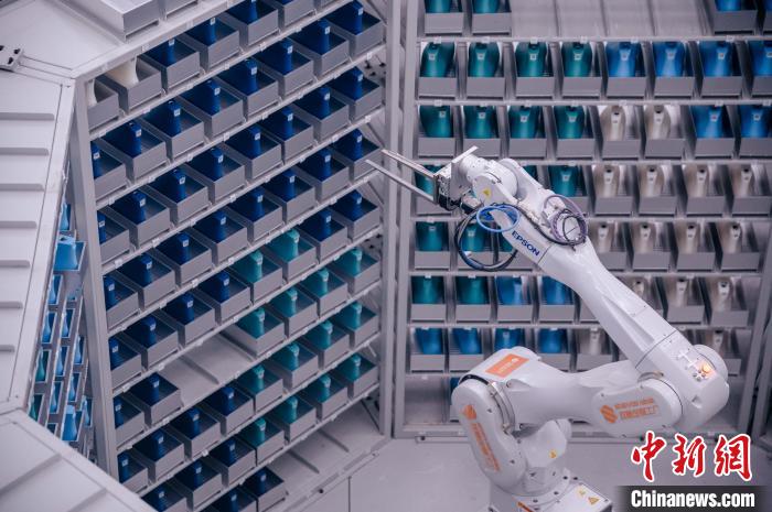 車間里，鞋楦配送機械臂在有序工作。　李南軒 攝