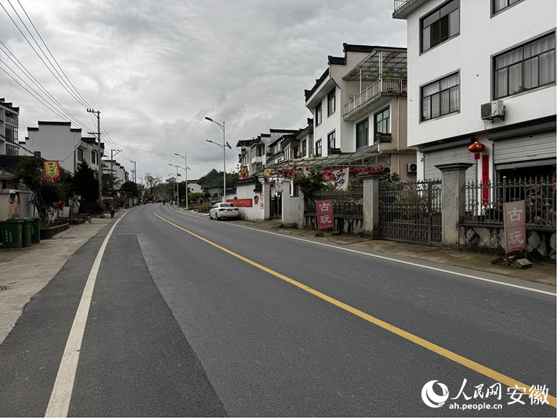 寬敞的S347公路穿過(guò)瞻淇村。人民網(wǎng)記者 胡雨松攝