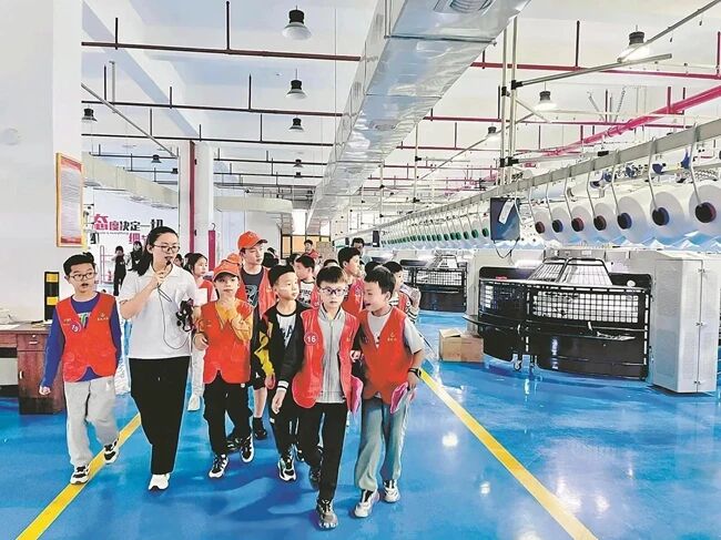 學(xué)生參觀惠安校服企業(yè)生產(chǎn)車間?；莅部h委宣傳部供圖