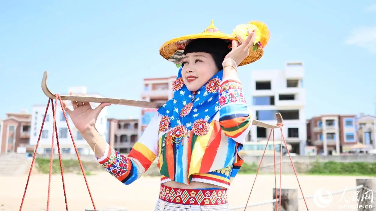 花頭巾包裹，配上寬檐黃斗笠，是惠安女獨(dú)特的“防曬套裝”。人民網(wǎng)記者 李昌乾攝