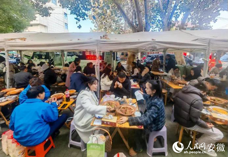 迎春街上，游客們品嘗廣德燉鍋。人民網(wǎng)記者 王銳攝