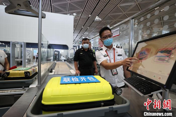 6月25日，在?？诿捞m國際機場T2航站樓，工作人員對完成改造的設備進行模擬測試。　蔣啟明 攝