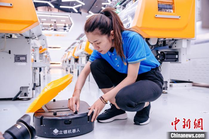 圖為員工在調試AGV搬運機器人。　李南軒 攝