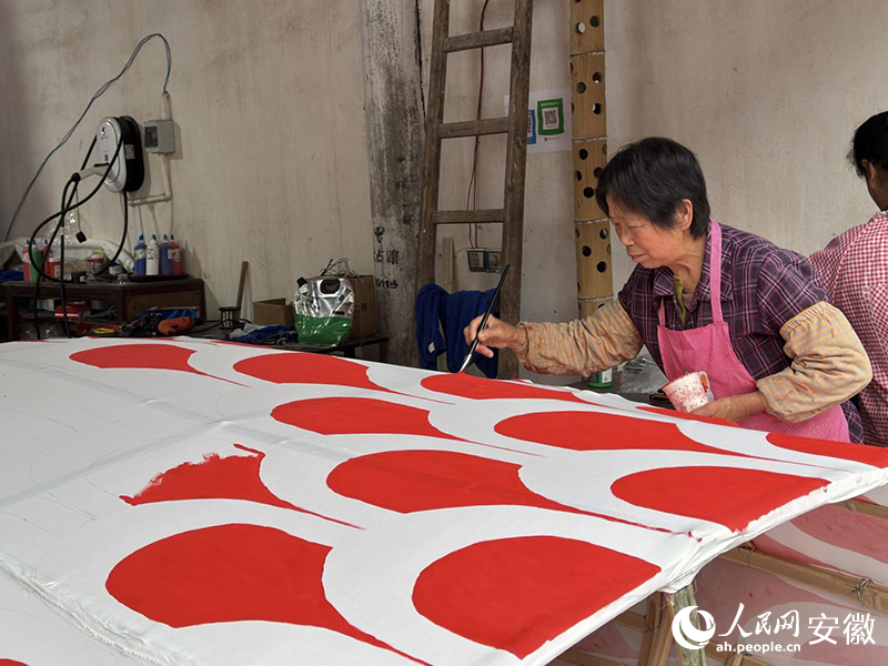 瞻淇村內(nèi)大多數(shù)村民都掌握制作魚(yú)燈的絕活。人民網(wǎng)記者 胡雨松攝