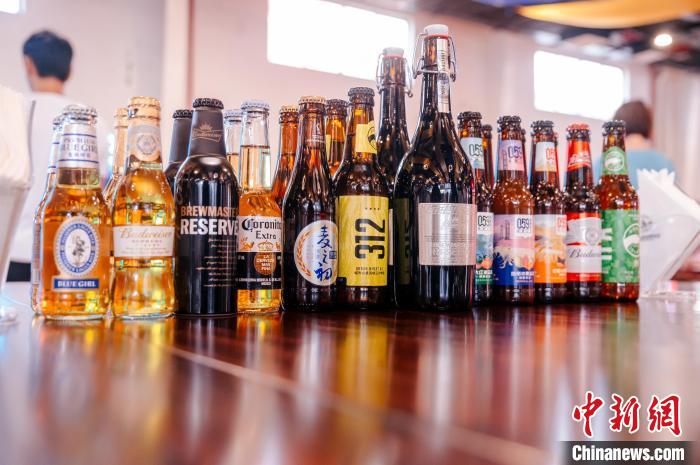 莆田基地主要生產(chǎn)全球旗艦品牌百威、科羅娜、貝克等啤酒，并生產(chǎn)雪津啤酒、雪山啤酒、藍(lán)妹啤酒等?！±钅宪?攝