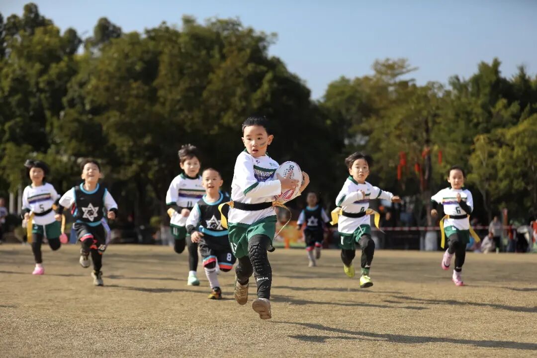 福建省福州市兒童公園，幼兒組隊員正在進(jìn)行橄欖球比賽。謝貴明攝（人民視覺）