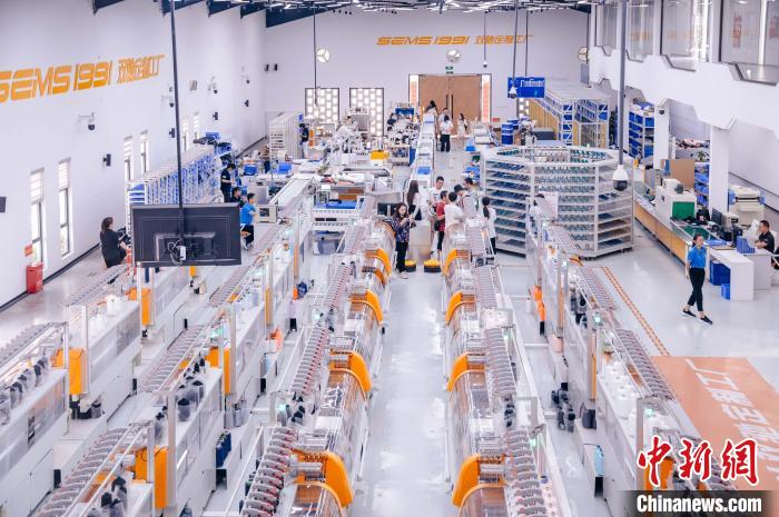 “高質量發(fā)展調研行”主題采訪活動來到福建莆田雙馳鞋業(yè)個性化定制示范工廠?！±钅宪?攝