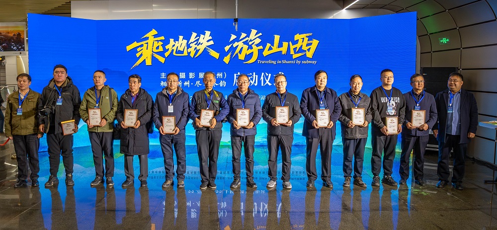 活動(dòng)為參展攝影家頒發(fā)入展證書(shū)。