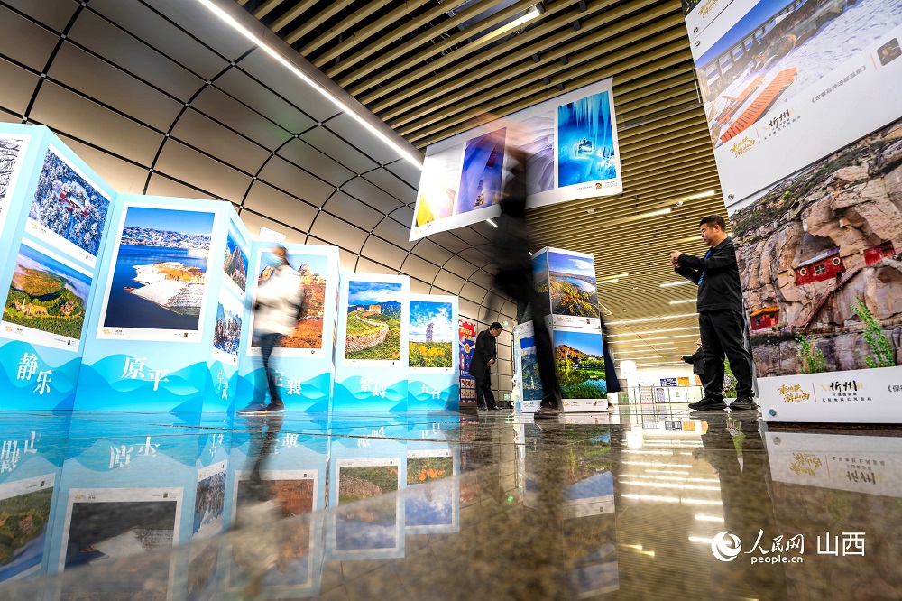 觀眾正在欣賞攝影作品。