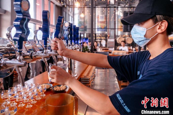 圖為百威雪津啤酒莆田基地工作人員正在打酒。　李南軒 攝